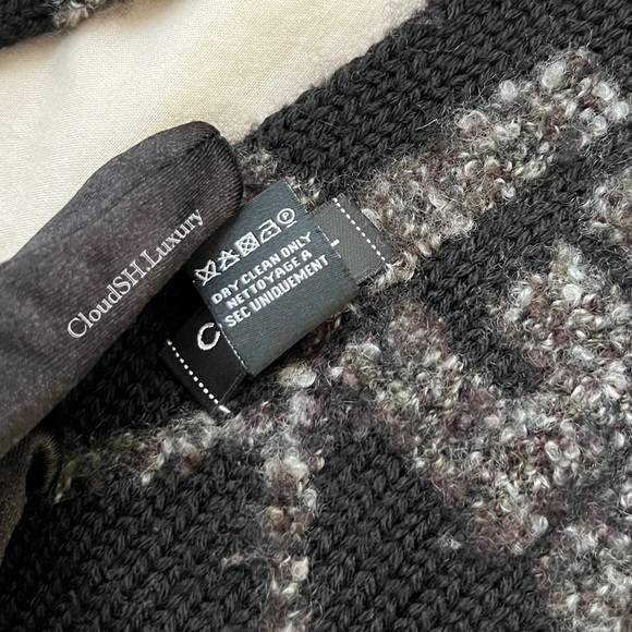 Auth Chanel Classic CC Logo Gray Black Knit Cashmere Scarf - Picture 7 of 9